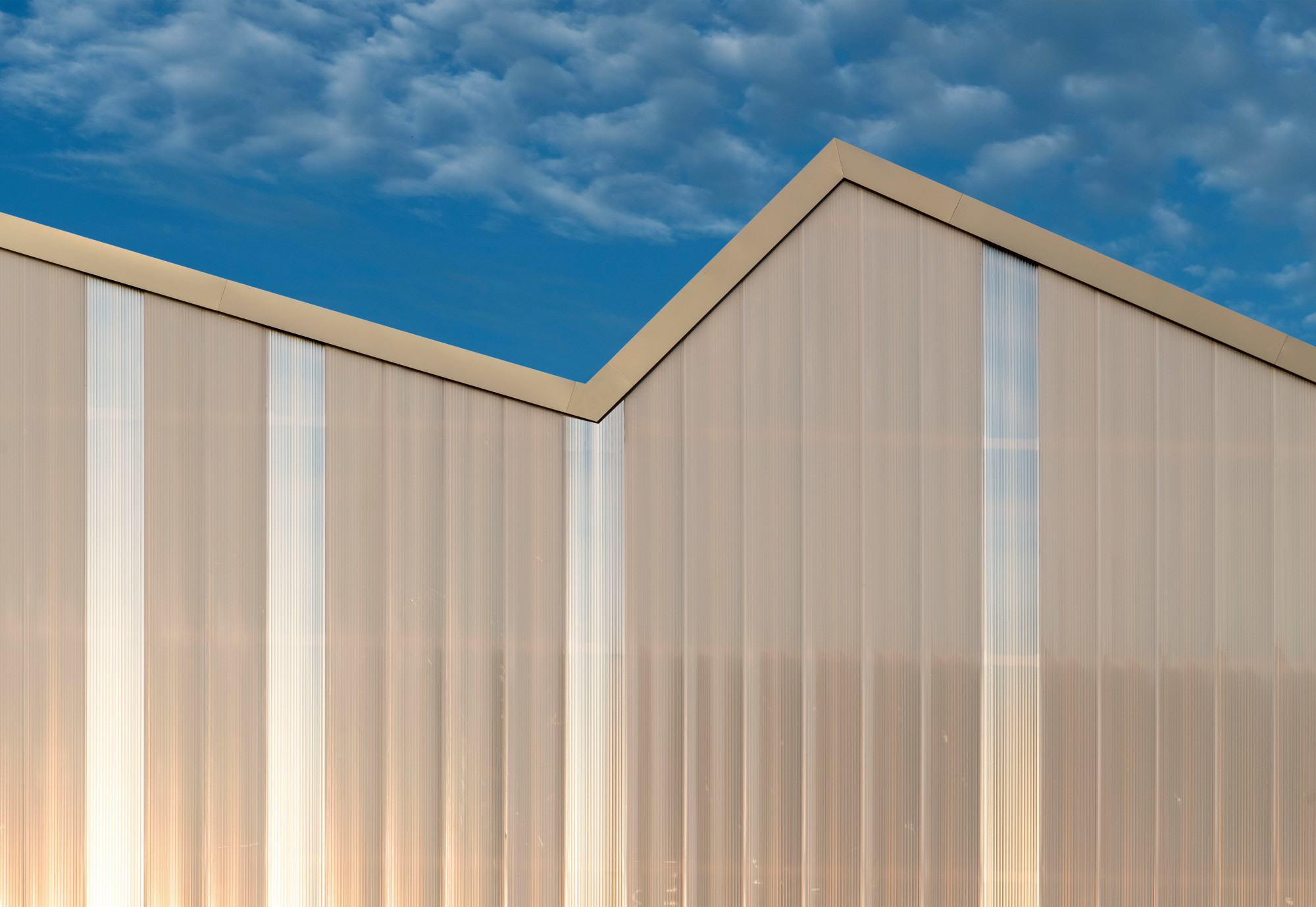 Die Hülle besteht aus transluzenten Polycarbonatplatten.