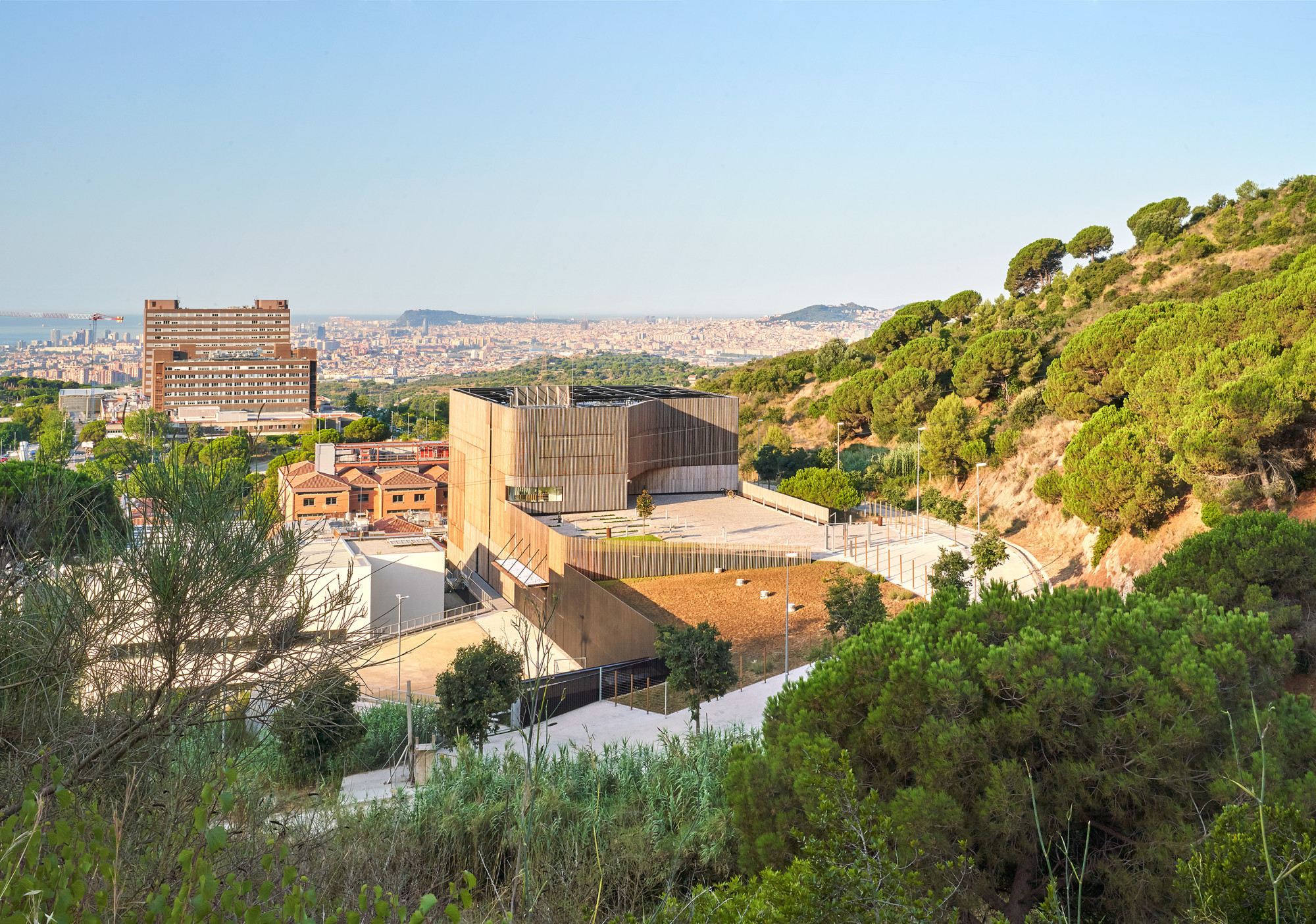 Das Centre de Medicina Comparativa i Bioimatge de Catalunya (CMCiB) ist Teil eines biomedizinischen Campus oberhalb der Stadt.