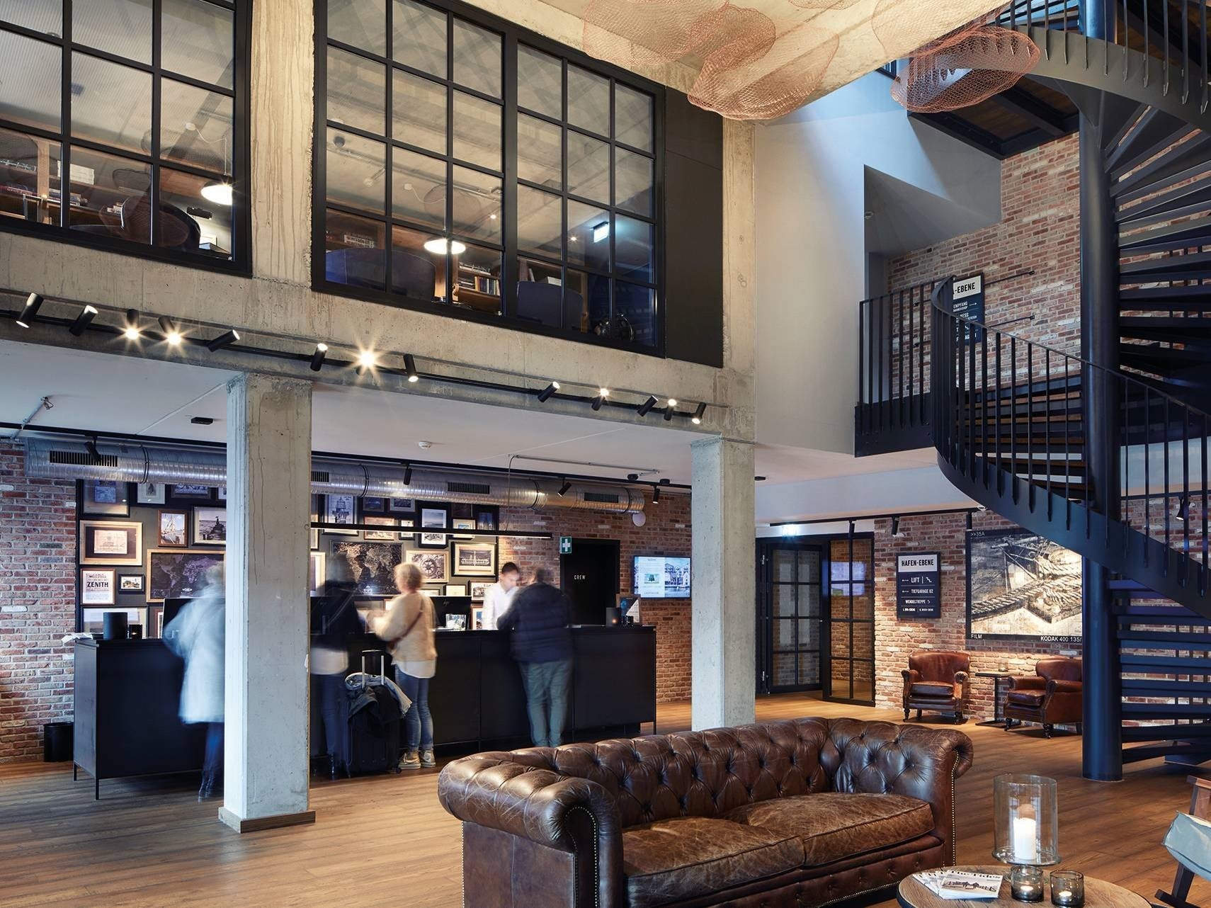 Am historischen Hafen von Büsum ist ein Hotelneubau nach dem Entwurf von der Architektengemeinschaft Ladehoff + Hannemann & Krützfeldt entstanden. 