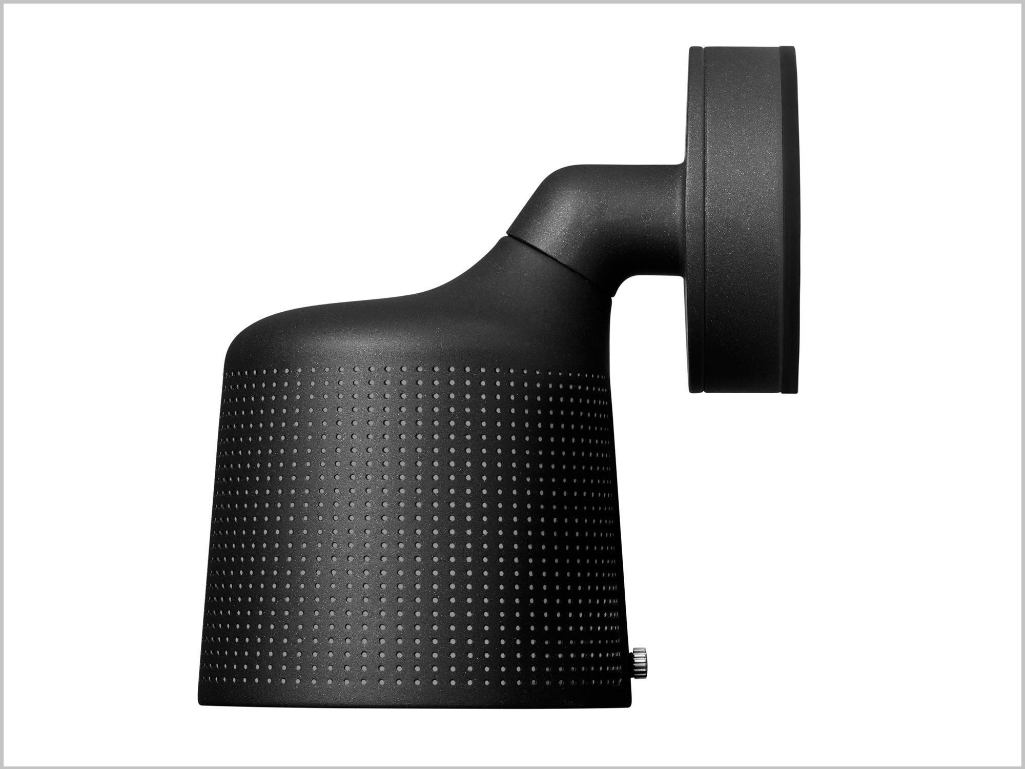 Der dänische Hersteller Vipp hat mit Vipp551 eine kompakte Outdoor-Leuchte aus Metall herausgebracht.