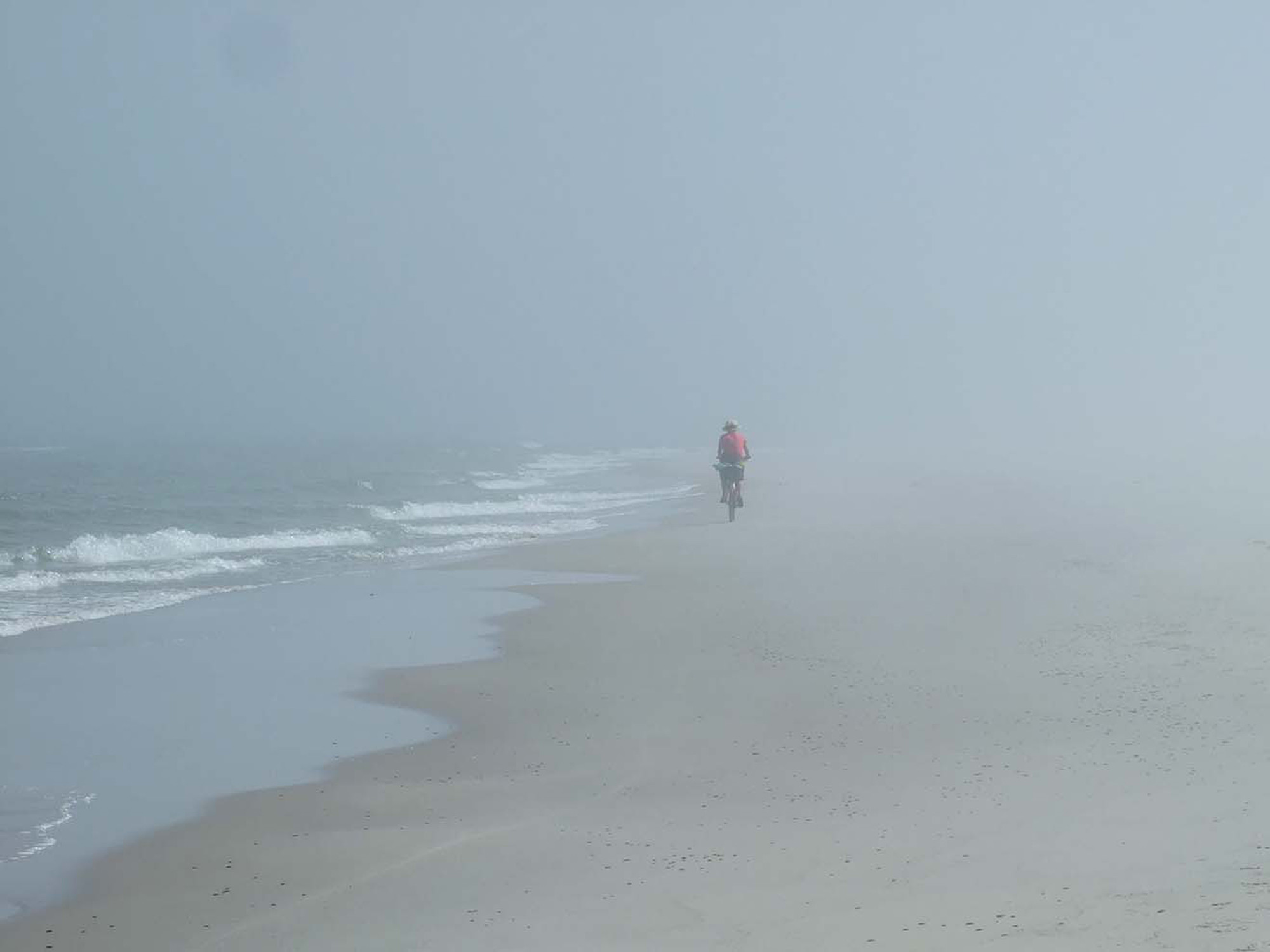 Nebel, Wolken, Dunst, Tau und Raureif sind natürlich auftretende, sichtbare Formen von hoher Luftfeuchtigkeit.