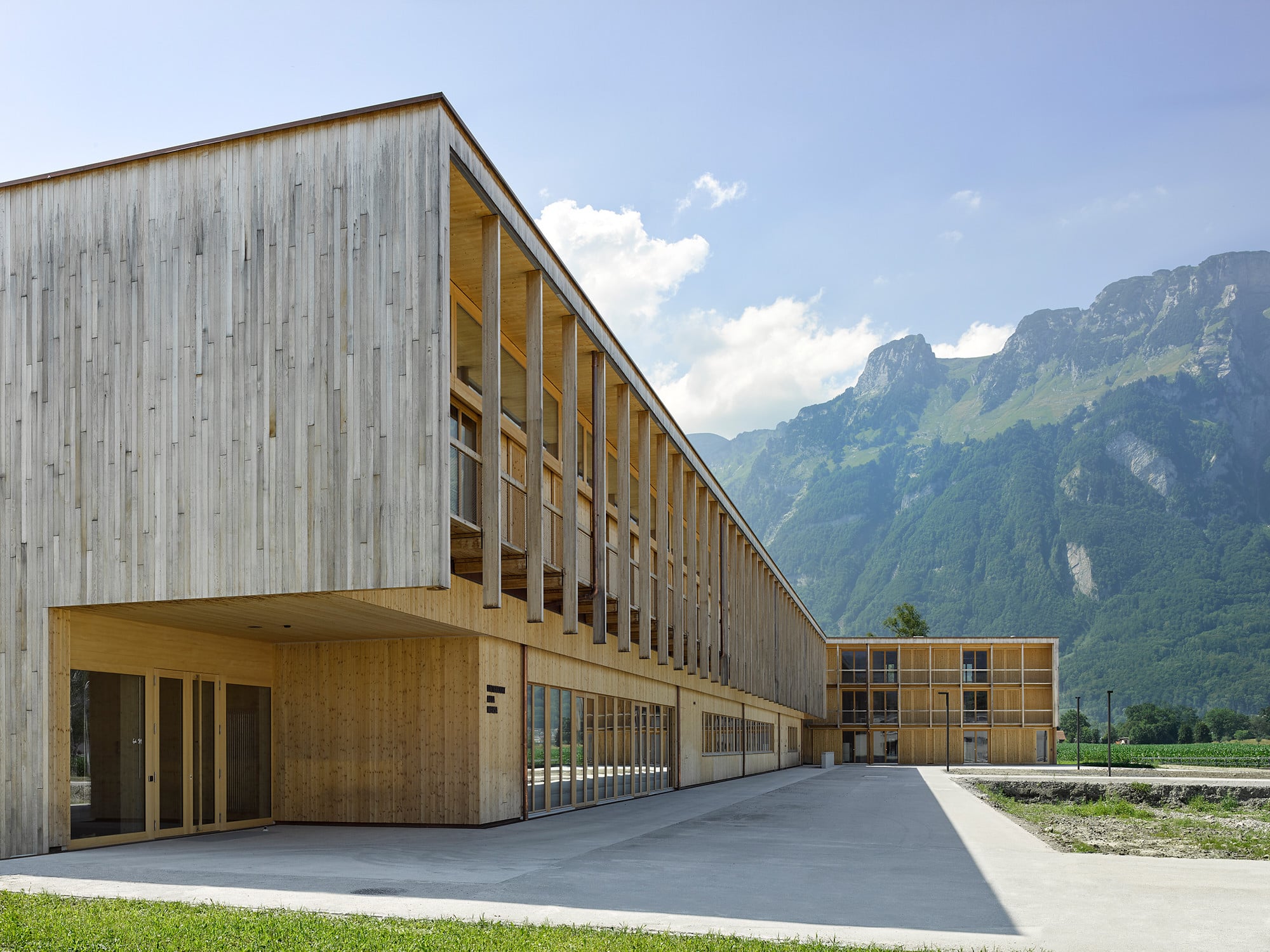 Die beiden Nutzungen verteilte Architekt Andy Senn geschickt auf einen dreigeschossigen Trakt mit Gästezimmern und den deutlich längeren zweigeschossigen Gebäudeteil mit Unterrichtsräumen. 