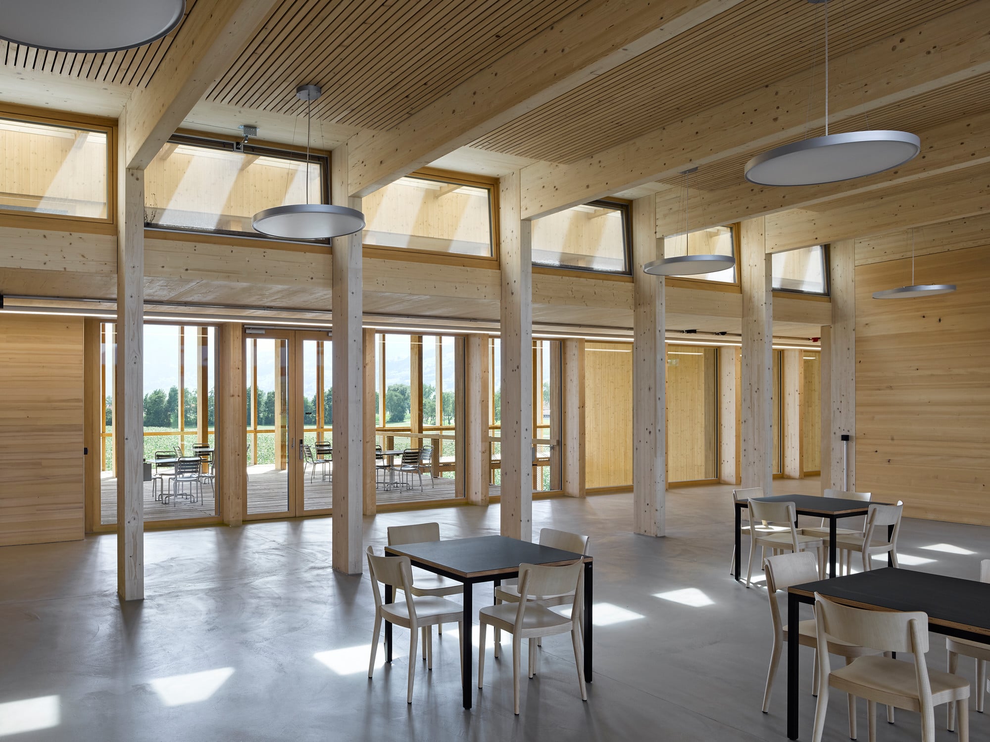 Die Aula mit überdachter Terrasse