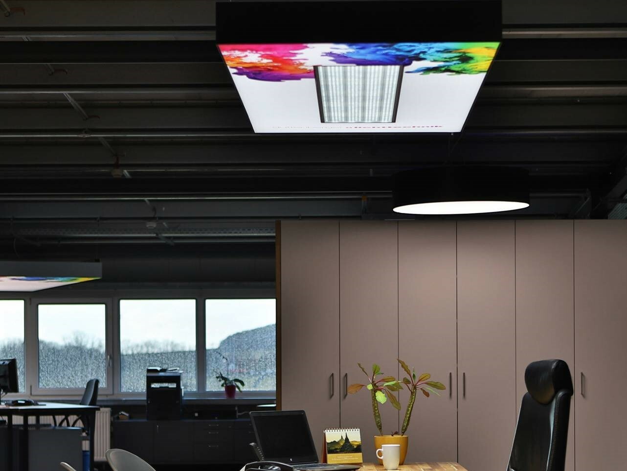 Ewos von Guttenberger Lichttechnik ist eine Decken- und Hängeleuchte für das Büro, die auch akustisch wirksam ist.