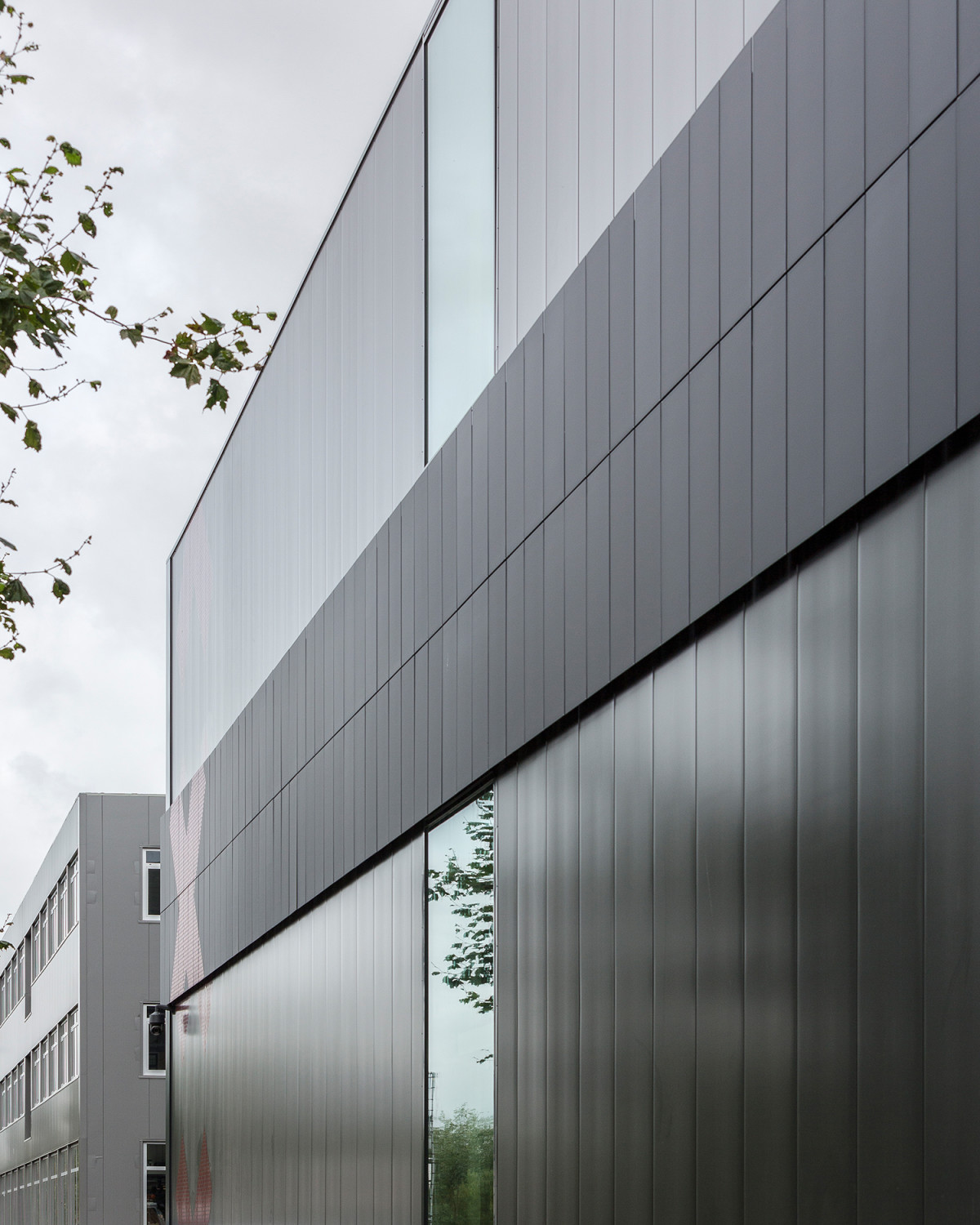 Der Neubau unterscheidet zunächst kaum von den Gewerbebauten der Nachbarschaft.