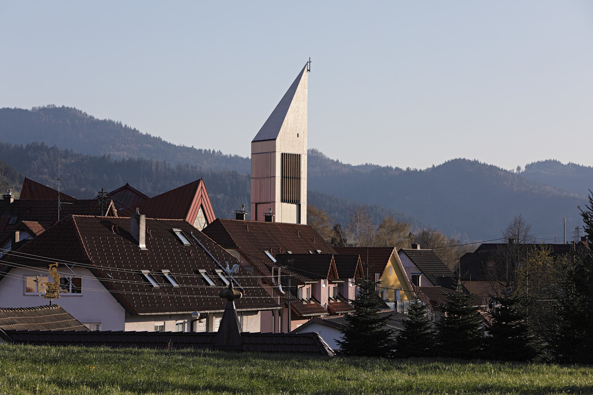 Der zeichenhafte Bau befindet sich am Schnittpunkt von drei Tälern des Schwarzwaldes: dem Elztal, dem Simonswäldertal und dem Siegelauertal.