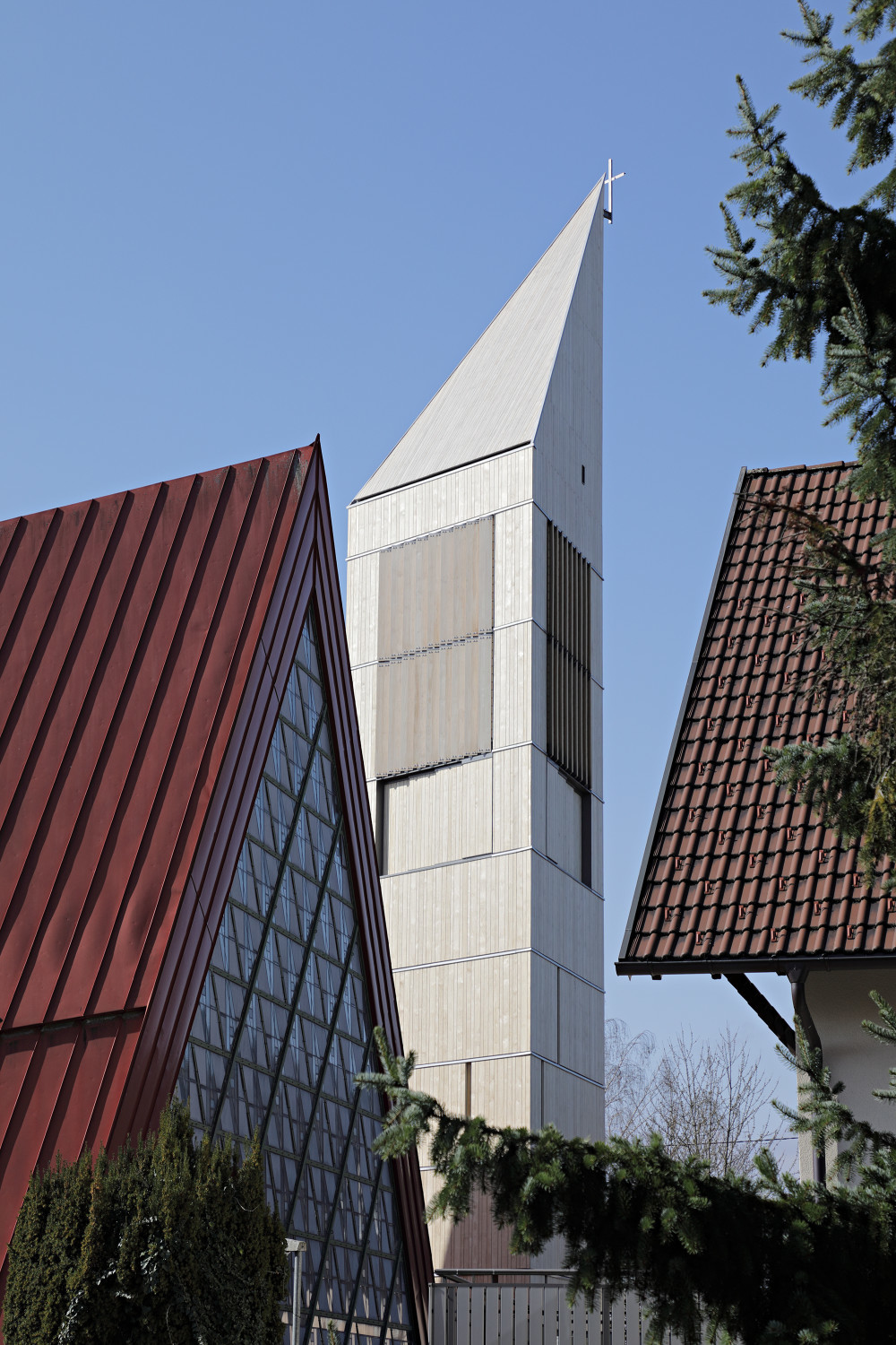 Ein Teil der Kirche entstammt den 1970er-Jahren und ist als Nurdach-Bau mit einer roten Aluminiumdeckung bekleidet.
