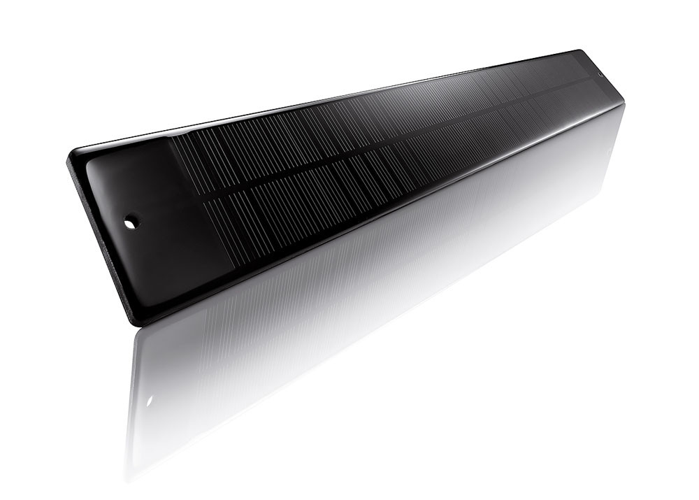 Das Solarpaneel mit monokristallinen Siliziumzellen lässt sich am Rollladen oder an der Fassade montieren.