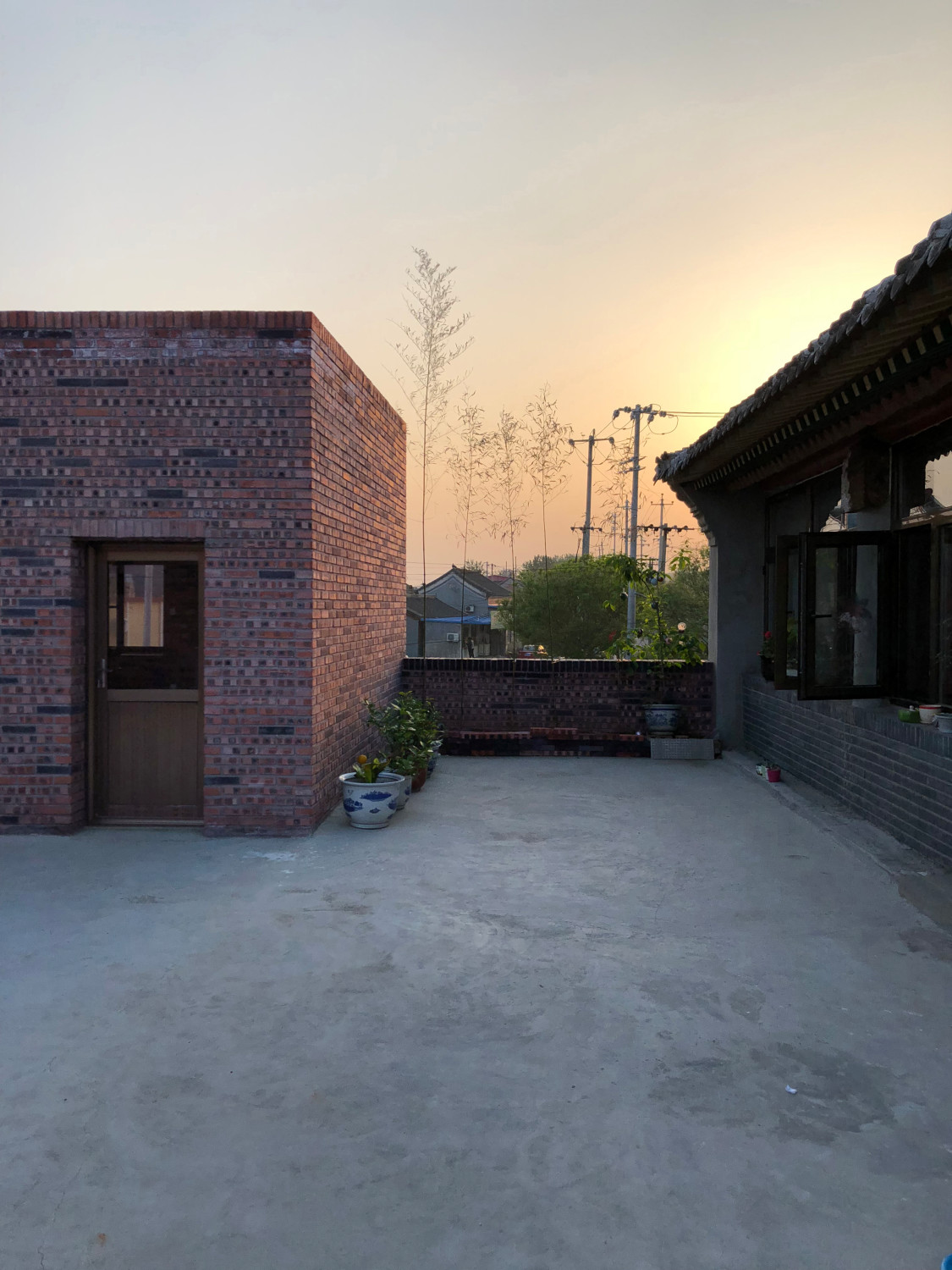 Die „Siheyuan“ genannte Typologie des Hofhauses für eine Familie hat eine lange Tradition in der chinesischen Baukultur und überstand sogar die Zwangskollektivierungen der Mao-Zedong-Ära in der Mitte des 20. Jahrhunderts. 