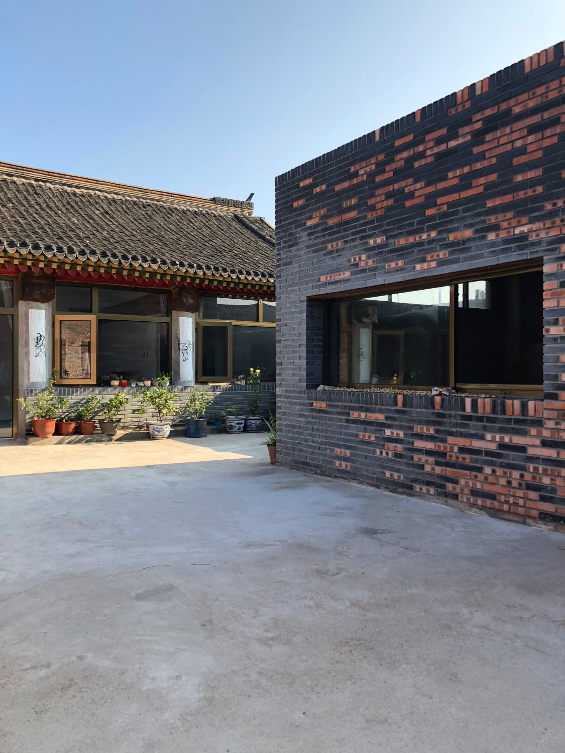 Für das Vormauerwerk wurden vom Abbruch recycelte, blau-schwarze und rote Ziegel verwendet. Der dunkelblaue Stein kam traditionell vor allem im nordöstlichen China zum Einsatz.
