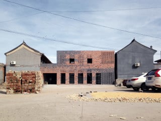 Das nach Plänen von Frédéric Schnee bei Peking realisierte Gebäude, das einen Bestandsbau aus den 1950er-Jahren ergänzt, trägt den charmanten Namen Pfirsichhaus. 