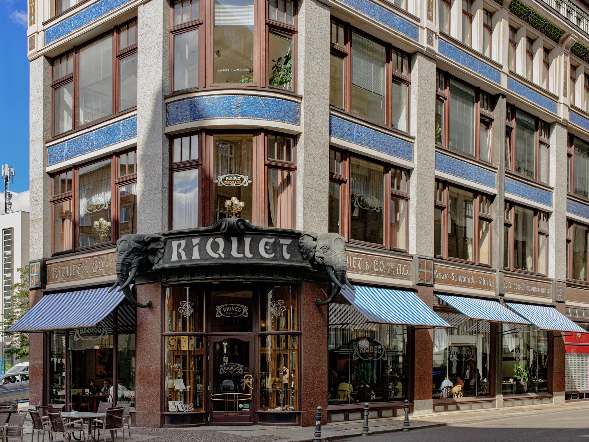 Jugendstil-Fassade: Mehrteilige Fenster mit Seitenflügeln und Oberlichtern ermöglichen das Lüften mit unterschiedlich großen Öffnungen