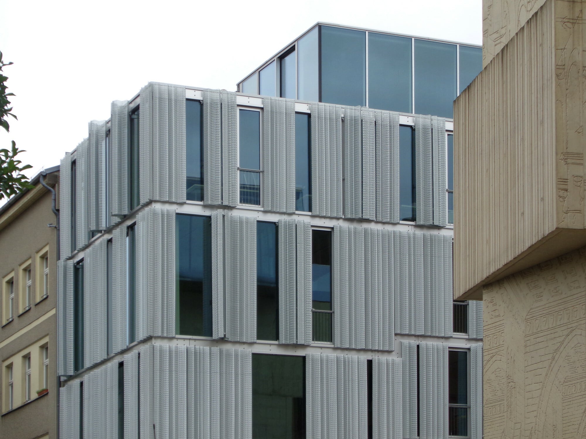Verglasungen aller Art müssen bauphysikalisch eine Reihe von Schutzanforderungen erfüllen. Das gilt zugleich für Glasfelder in Türen, Glastüren, Verglasungen in Fenstern, Wintergärten, Atrien oder Fassaden sowie für Oberlichter, Dachfenster oder sonstige großflächige Überkopfverglasungen.