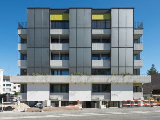 In Zürich-Schwamendingen wurde ein Mehrfamilienhaus aus den 1970er-Jahren nach Plänen von Kämpfen Zinke + Partner in ein Gebäude mit Plus-Heizenergie-Bilanz nach Minergie-A Standard transformiert.