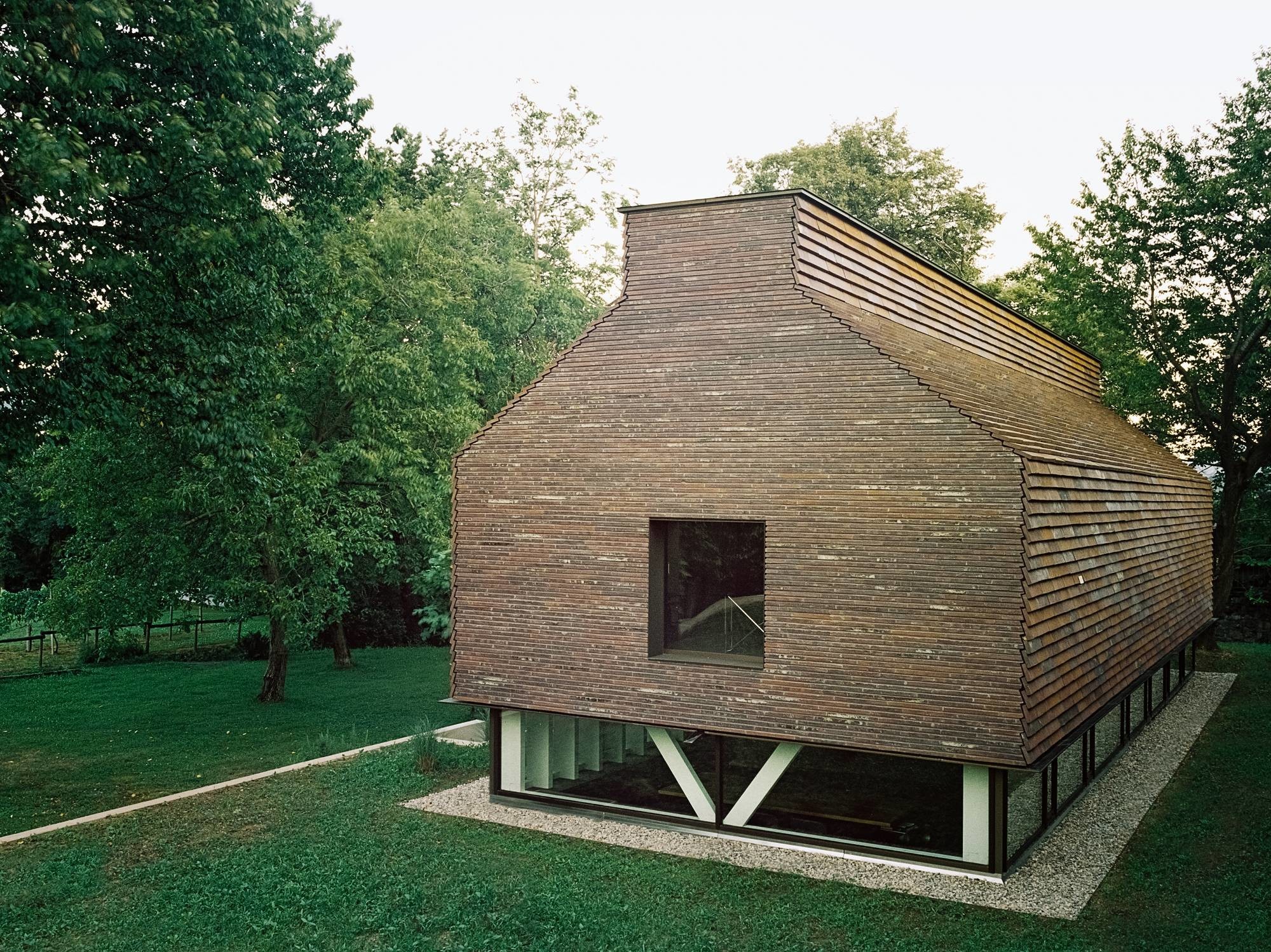Landwirtschaftlich inspiriert: Das Ateliergebäude der Architekturschaffenden Melanie Stocker und Dongjon Lee erinnert in der giebelseitigen Ansicht an eine Scheune.