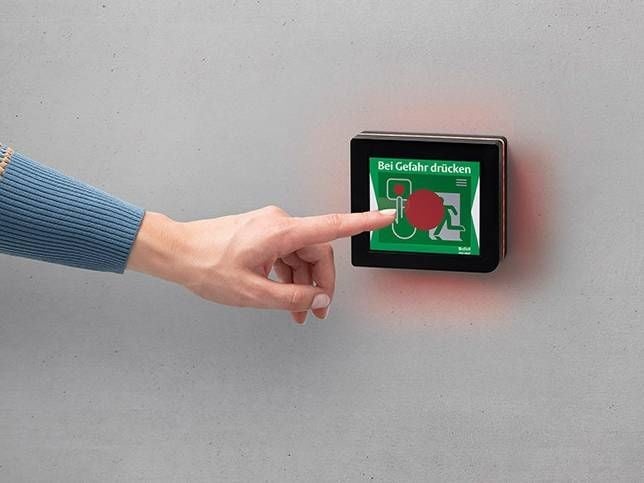 Fluchttürsteuerung per Tochscreen: Dank minimiertem Verdrahtungsaufwand einfach zu montieren, können alle relevanten Informationen (darunter Türstatus, Bedienung, technische Details oder Wartungsinformationen) über ein einziges Display abgerufen werden.