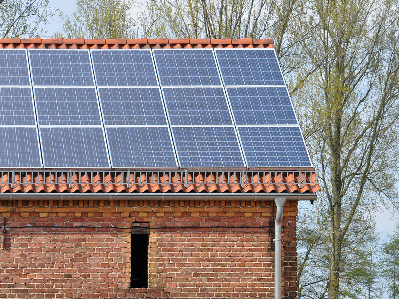 Zum Thema Photovoltaik bietet die Verbraucherzentrale den Eignungs-Check Solar an.