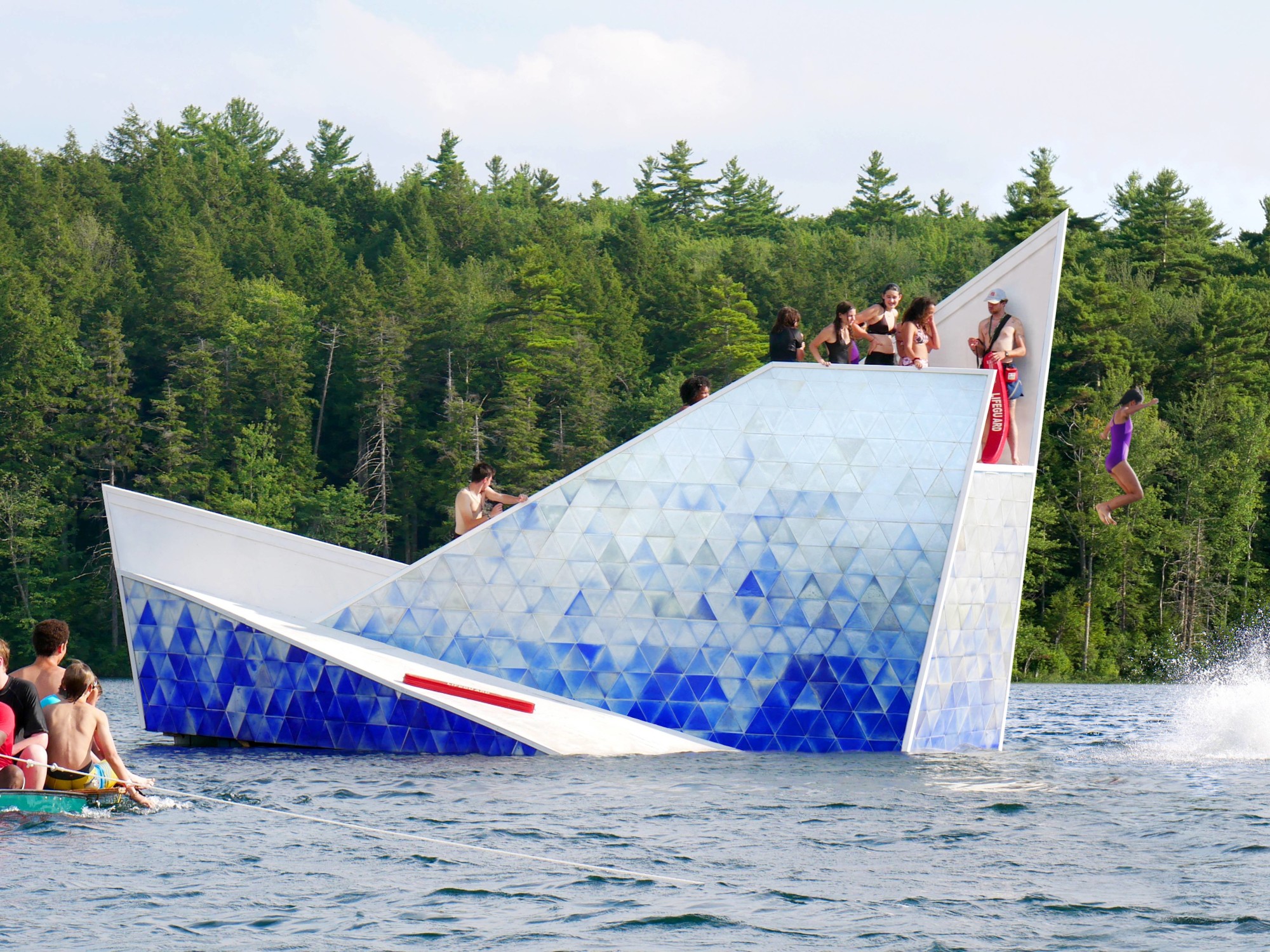 Die Badeplattform Iceberg wurde von 104 Kindern und Jugendlichen zwischen zehn und 17 Jahren im Rahmen des Beam Camp in Strafford, New Hampshire gebaut.