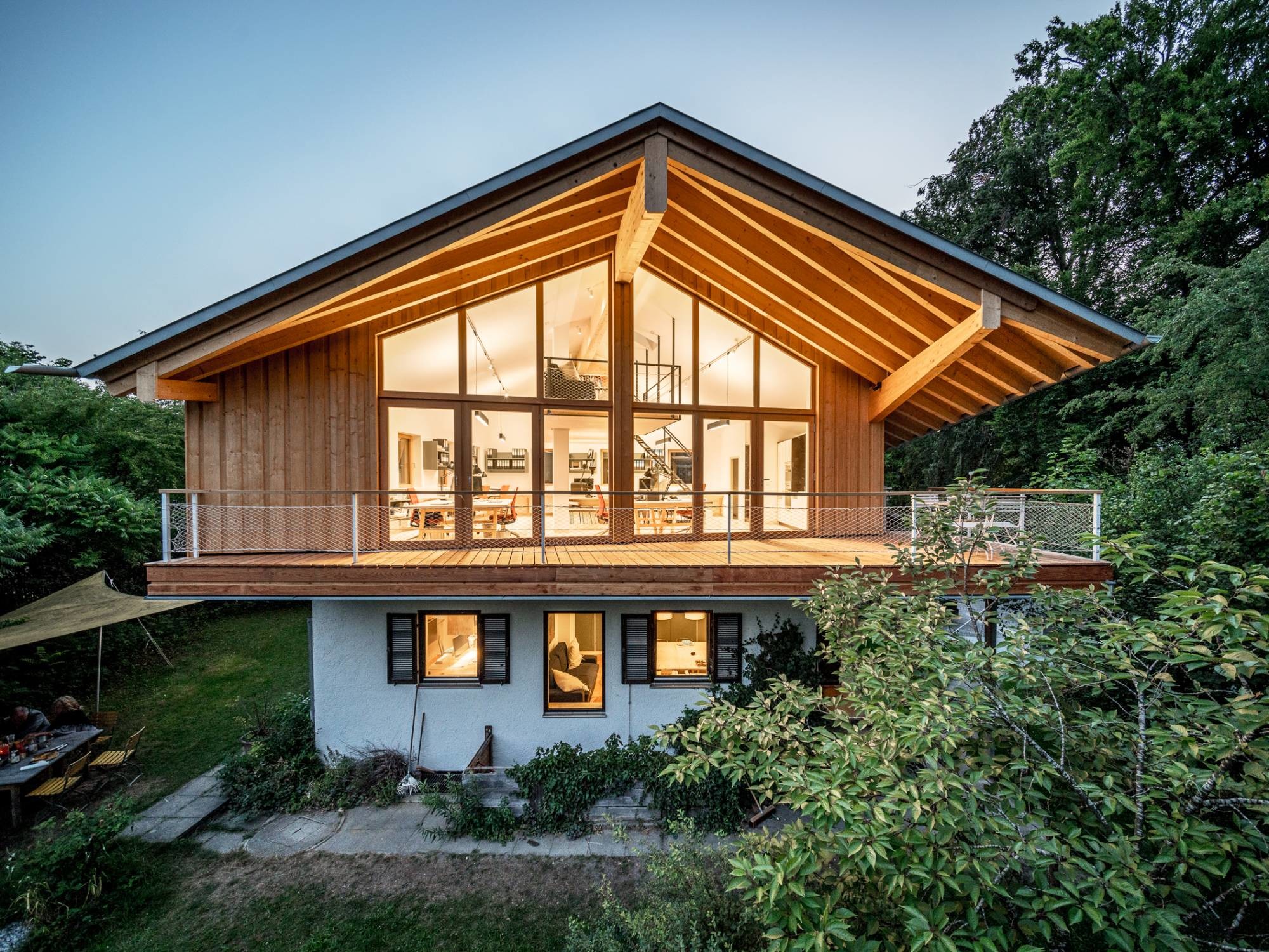 Jetzt mit Seeblick: Durch den aufwändigen Um- und Neubau eines Dachgeschosses für die eigenen Büroräume haben Vonmeiermohr Architekten den nahegelegenen Ammersee noch mehr in die Architektur einbezogen.