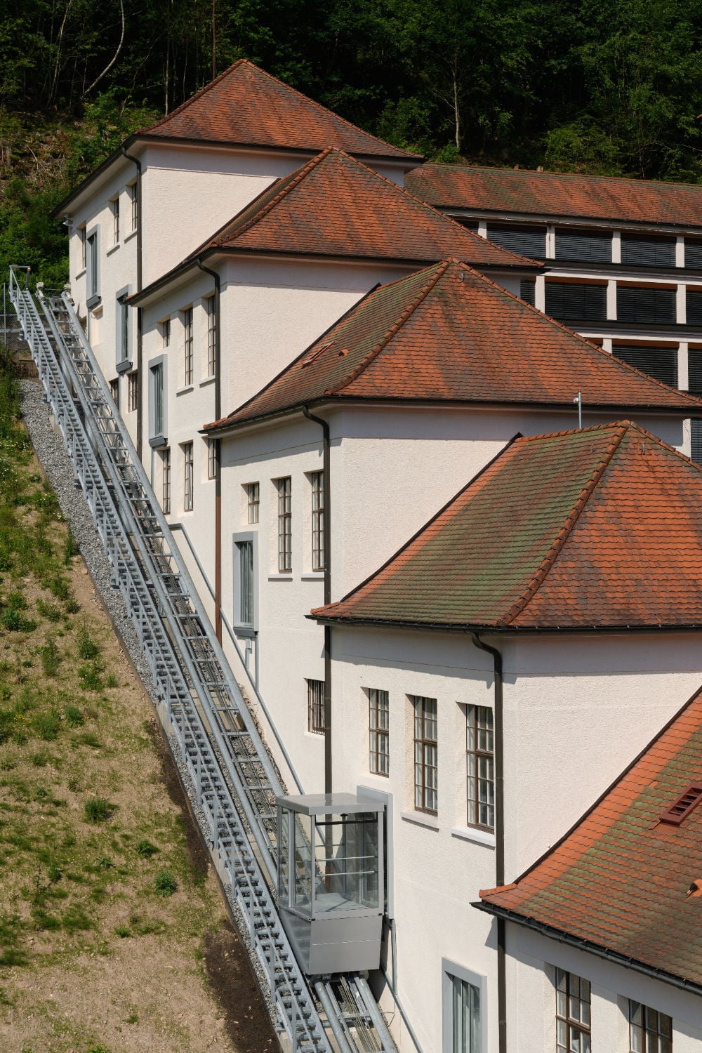 Der Schrägaufzug zur barrierefreien Erschließung der einzelnen Terrassenebenen