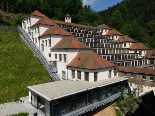 Der Museumsbau in Hanglage mit den Treppenhäusern und Produktionsebenen
