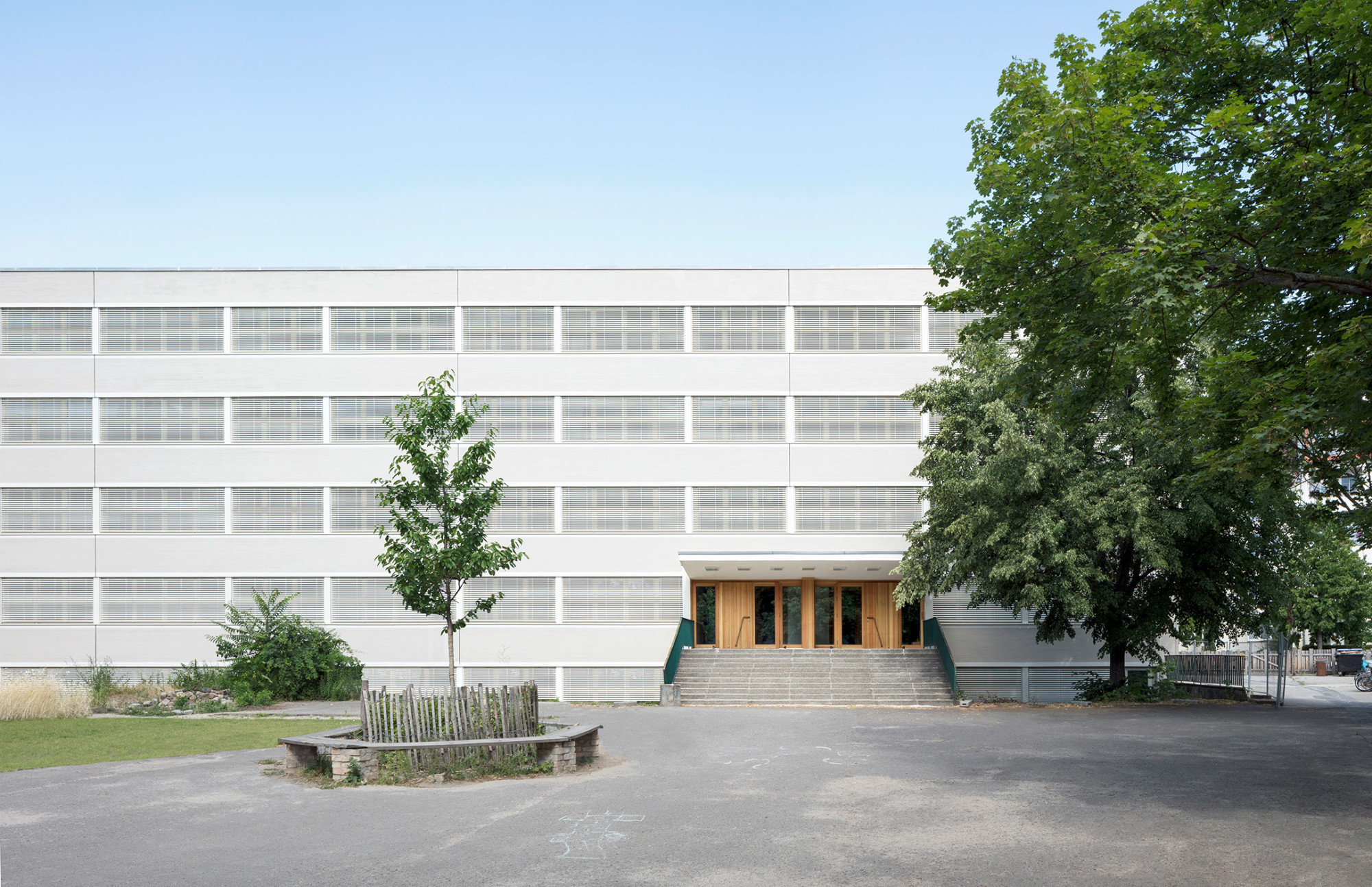Das Bestandesschulhaus ist ein für die Gegend typischer Plattenbau der 1970er-Jahre.