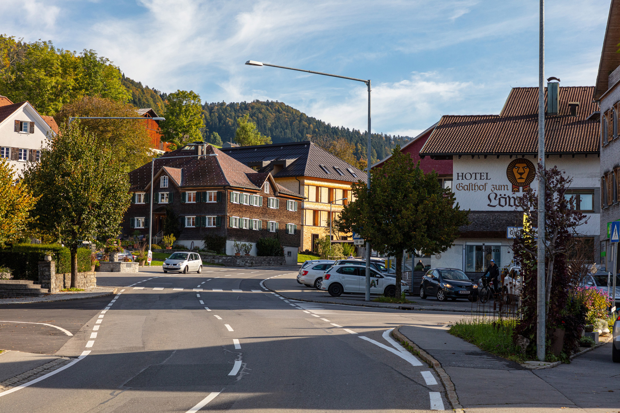 Der Neubau mischt sich gekonnt unter die Bauten des Dorfes.
