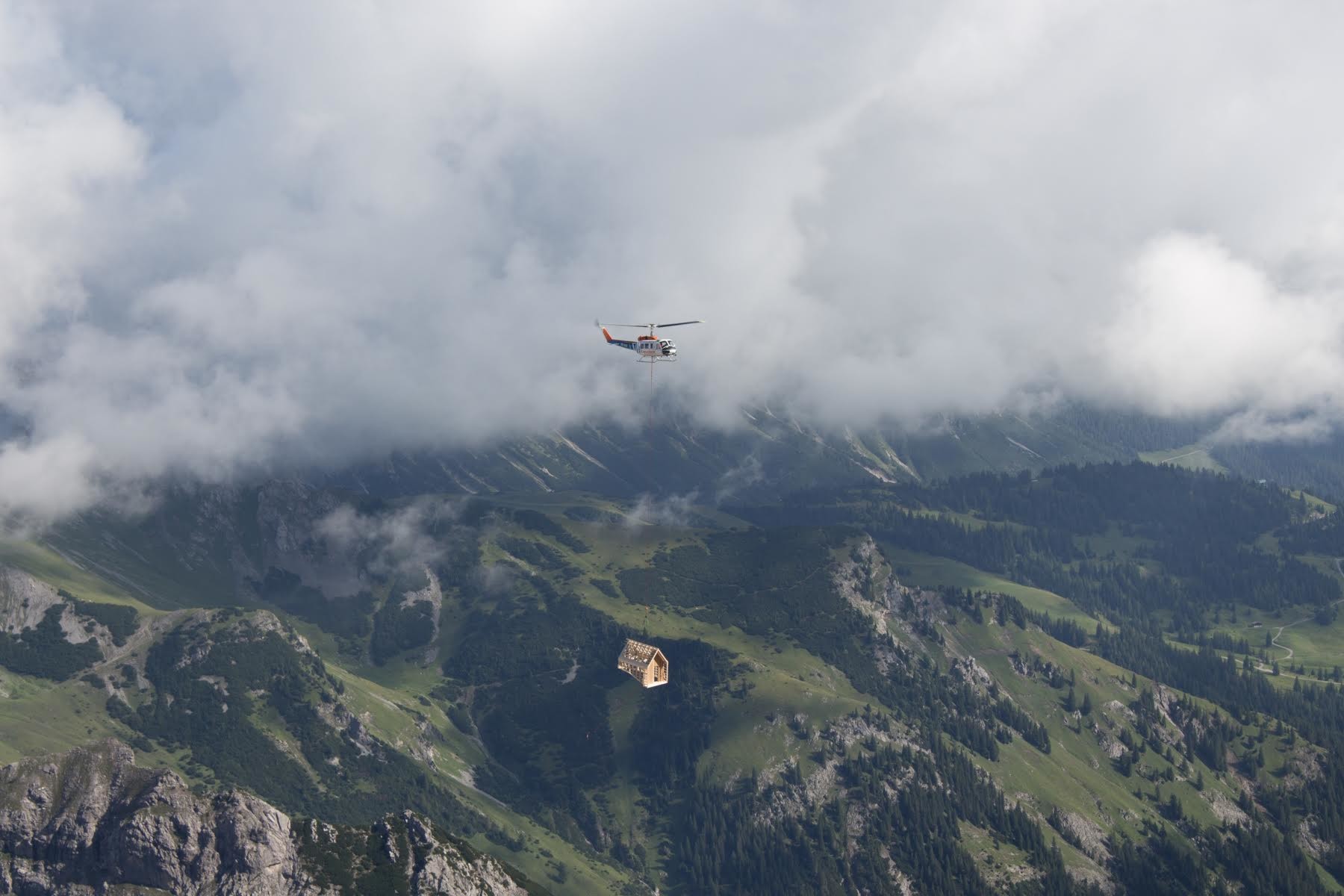Die tragende Holzkonstruktion und auch das Schilfrohr wurden per Helikopter angeliefert.