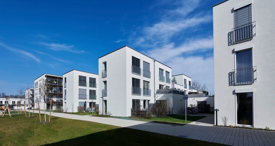 Die vom ortsansässigen Architekturbüro Nest Ecoarchitektur entworfene Wohnanlage aus Holz erreicht sogar Passivhausstandard. 