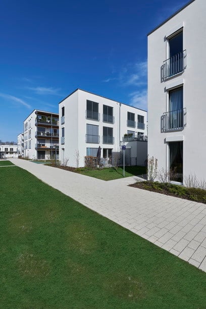 Das Wohnungsangebot umfasst 1- bis 4-Zimmerwohnungen, wobei jede Wohneinheit über einen kleinen Terrassenhof, einen Balkon oder eine Dachterrasse verfügt. 
