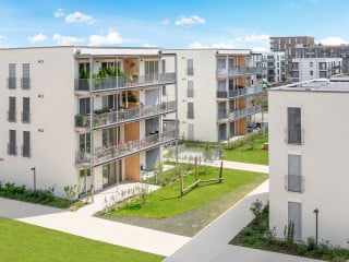 Auf dem Gelände der ehemaligen Prinz-Eugen-Kaserne im Norden Münchens entsteht seit 2017 ein Neubauquartier mit insgesamt 1.800 Wohnungen für rund 4.000 Menschen. Ein Drittel der Wohnhäuser wird in Holzbauweise umgesetzt.