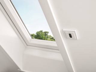 Leichtere Bedienung und sichere Wartung: Mit neuem Wandsender und einer automatischen Reinigungspositionierung wurde des Dachfenster Designo i8 Confort von Hersteller Roto Frank überarbeitet.