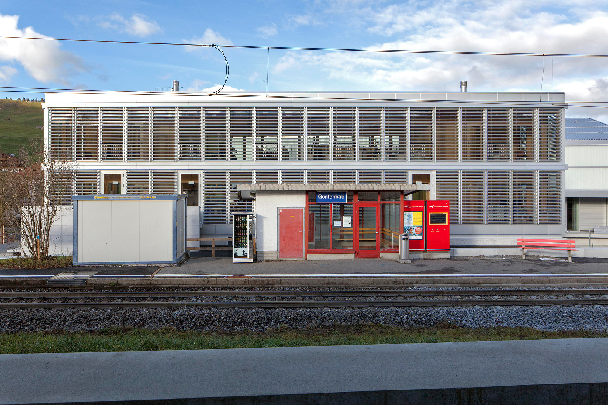 Der Neubau erhebt sich unmittelbar hinter dem Bahnhof.