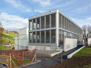 Nach Plänen des Zürcher Büros op-arch ist nicht nur die Produktionsstätte der Gontenbader Mineralquelle erweitert worden, sondern auch ein neues Büro- und Geschäftsgebäude entstanden.