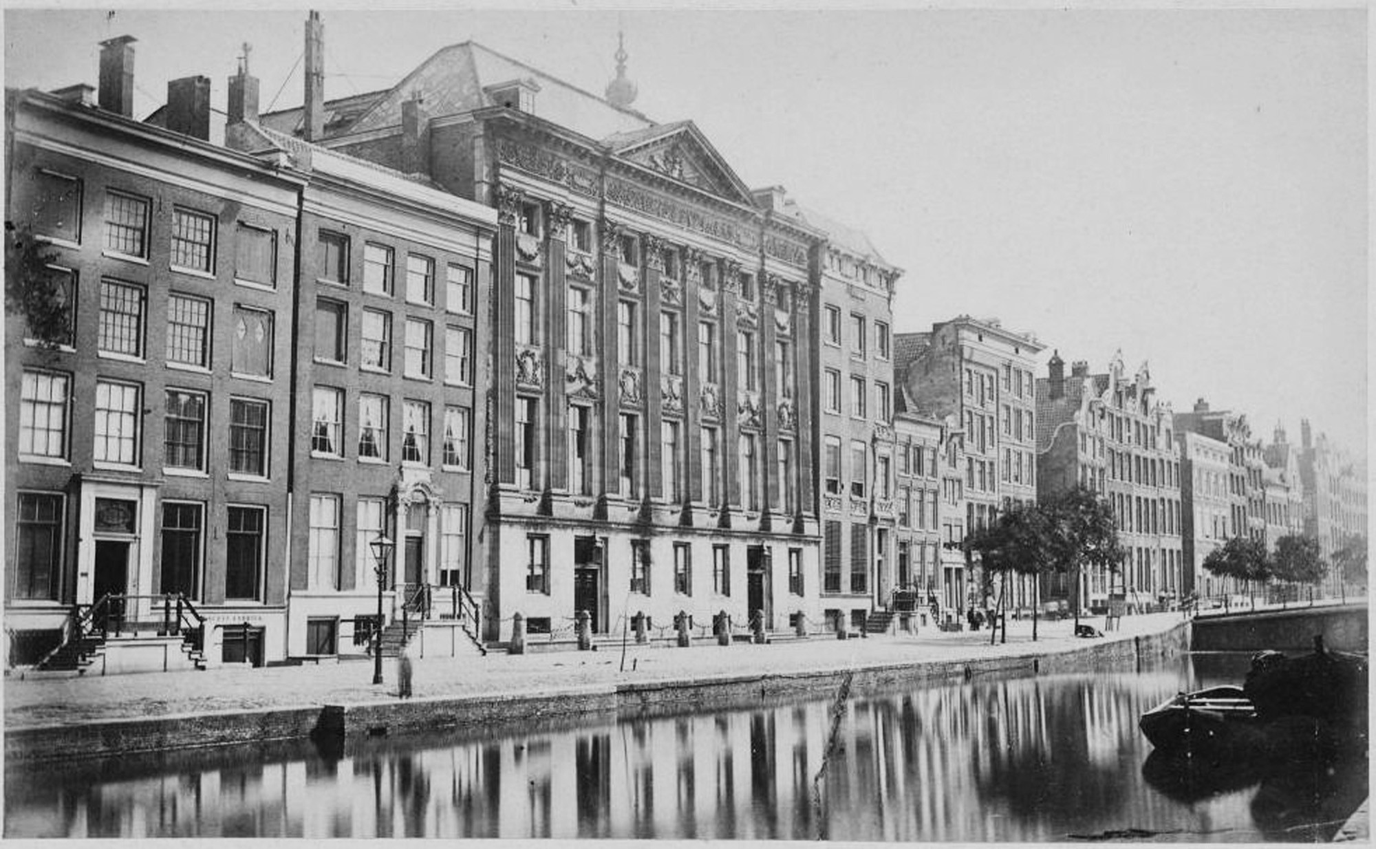 Das Trippenhuis um 1870 mit dem Kanal im Vordergrund.