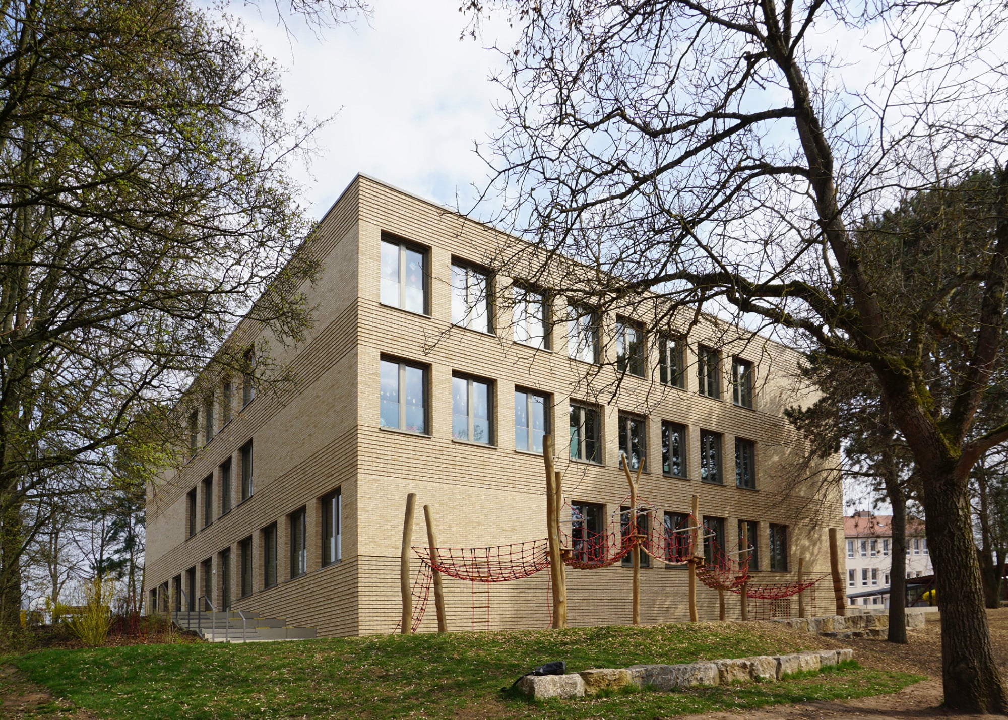 Der zweischalige Massivbau von Bär Stadelmann Stöcker Architekten erhielt eine vorgehängte Fassade aus Klinkermauerwerk. 