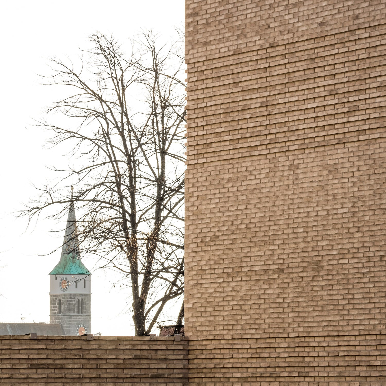 Die Fassade aus hellen Wasserstrichziegeln wird durch zwei unterschiedliche Verbände horizontal gegliedert.