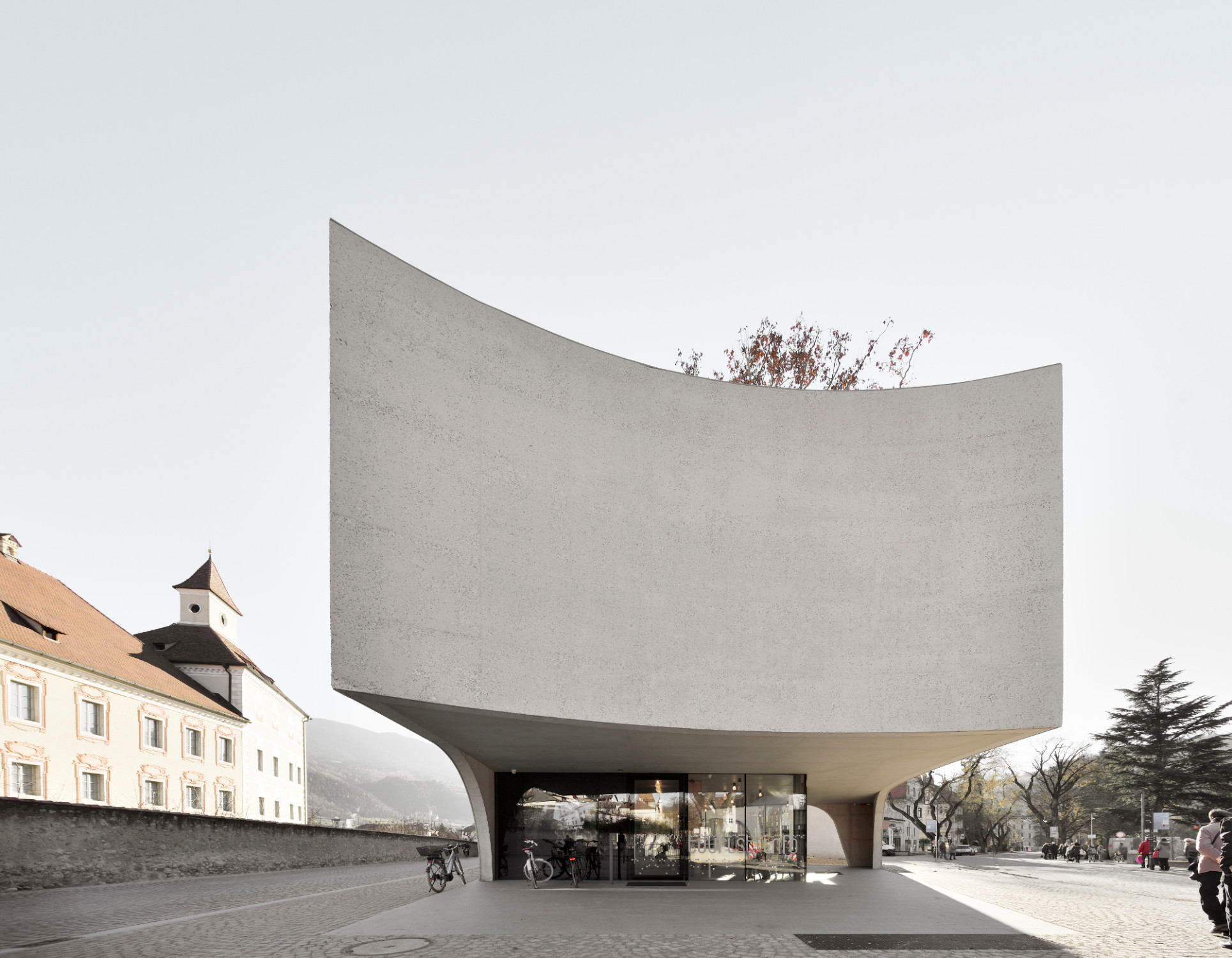 Das Gebäude befindet sich auf einem Zwickel zwischen zwei Straßen, die von Süden in Richtung des beschaulichen Zentrums der Südtiroler Stadt führen.