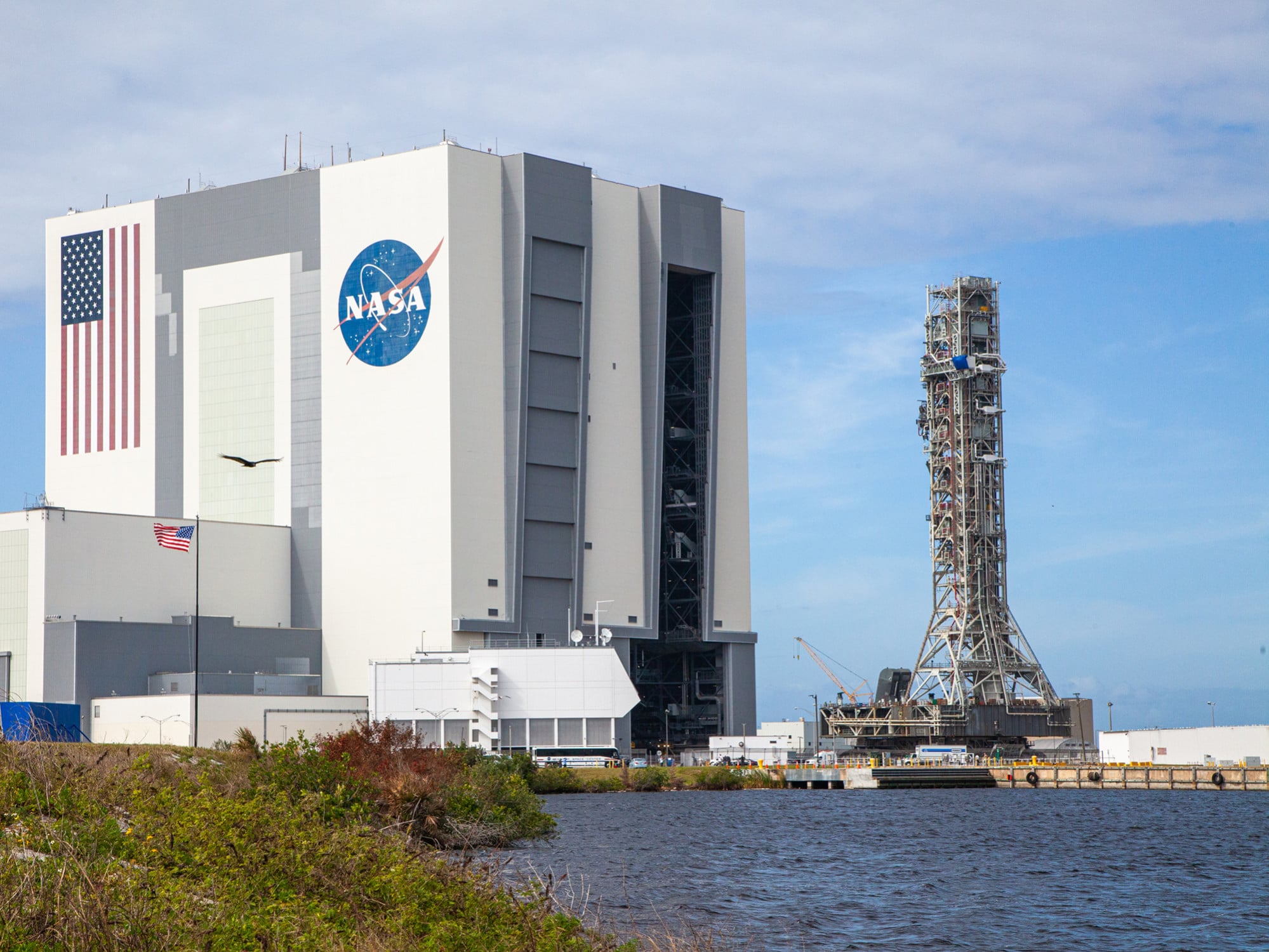 Als größte Türen der Welt gelten die senkrechten Teleskop-Schiebetüren des Vehicle Assembly Centers, Kennedy Space Center der NASA, Florida. 