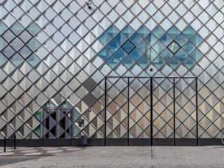 Türen und Tore haben die gleichen Funktionen, sie schließen und öffnen einen Durchgang oder  – je nach Dimensionierung – eine Durchfahrt in einer Wand (im Bild: Türen und Tore im Futurium Berlin, Richter Musikowski)