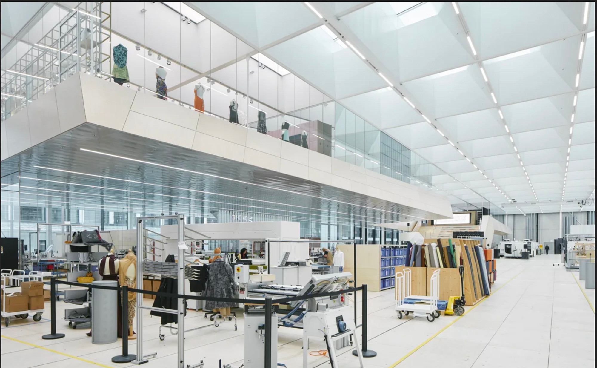 Der Manufaktur vorgeschaltet ist das Gebäude Campus 311. Von hier aus kann über eine Verbindungsbrücke im 1. OG der lichtdurchflutete Neubau erschlossen werden.