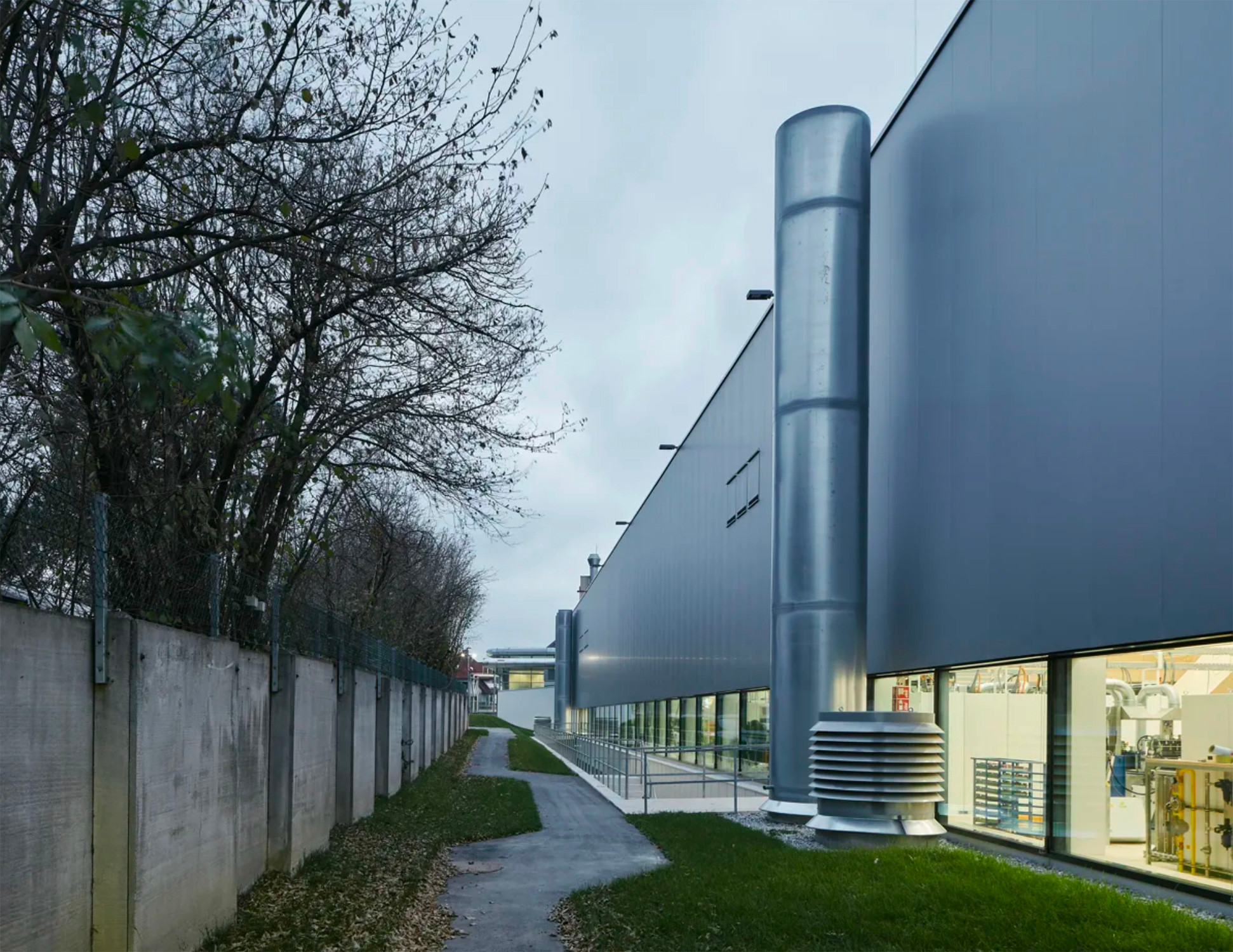  Die Nordfassade ist vollflächig verglast und bringt diffuses Nordlicht in die Innenräume. Die Südfassade weist hingegen nur ein schmales Lichtband auf. 