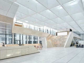Snøhetta planten für den österreichischen Hersteller Swarovski am Standort Wattens eine Manufaktur, die ein Hybrid aus Werkhalle, Kommunikationsraum und Präsentationsfläche ist.