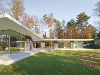 Die Villa im schleswig-holsteinischen Aumühle nach Plänen des Büros Bechtloff ist als Bungalow gestaltet, wodurch optimale bauliche Voraussetzungen fürs Wohnen im Alter geschaffen werden sollen.