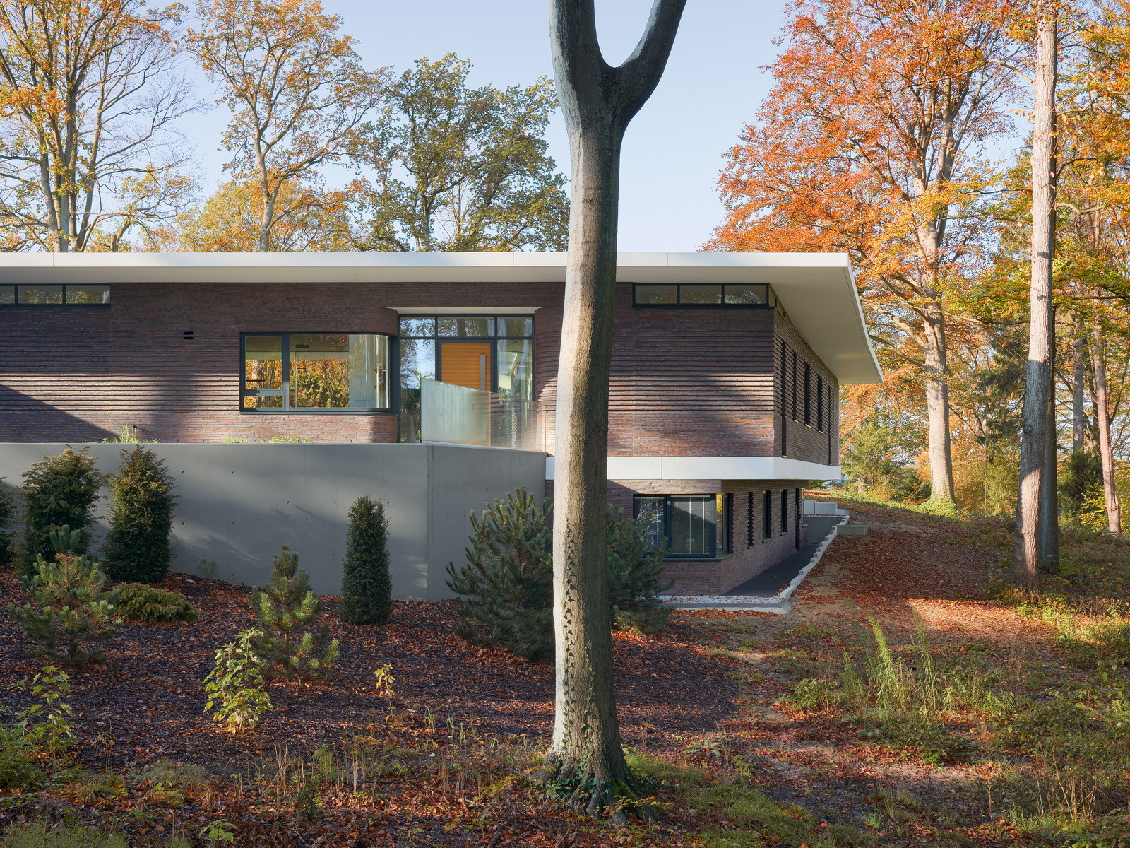 In einem Teil-Untergeschoss befinden sich die Neben- und Versorgungsräume sowie eine zusätzliche, kleine Wohnung mit zwei Zimmern und – dank des Geländeverlaufs – Ausblick in den Garten.