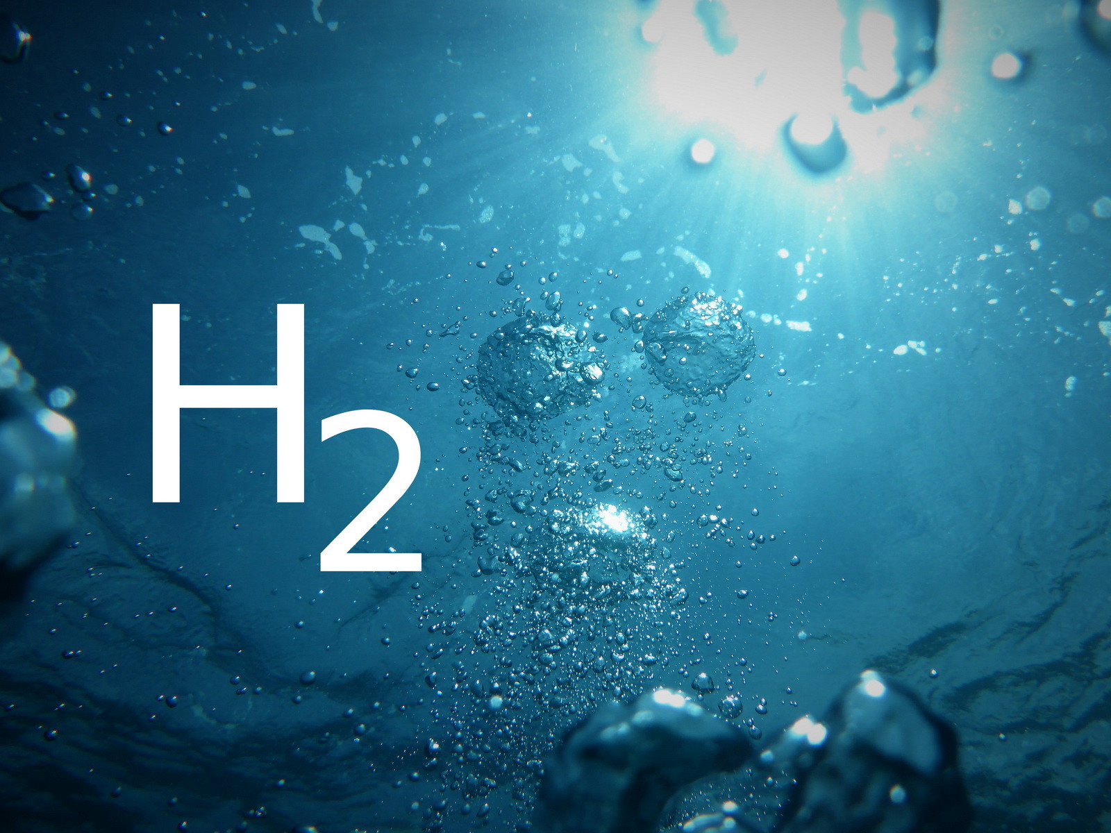 Chemisch betrachtet enthält eine Tonne Wasserstoff eine Energiemenge von 33.330 Kilowattstunden. Das entspricht dem durchschnittlichen, jährlichen Strom-Energieverbrauch von 11 Drei-Personen-Haushalten in einem Mehrfamilienhaus (ohne Durchlauferhitzer).