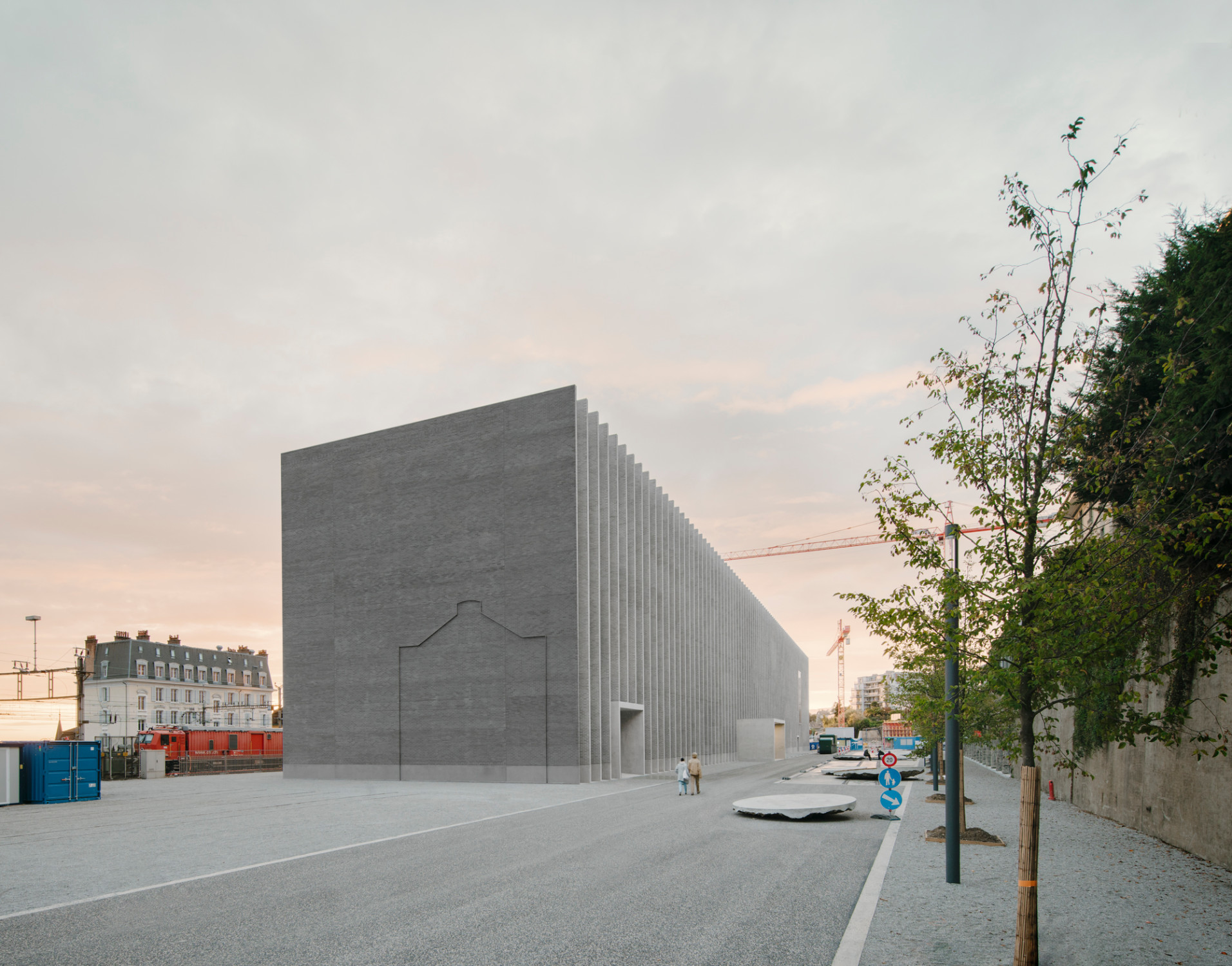 Die Ost- und Westfassade sind fensterlos gestaltet und auch der seitliche Blick auf die Nordfassade lässt noch keine Fensteröffnungen erkennen.