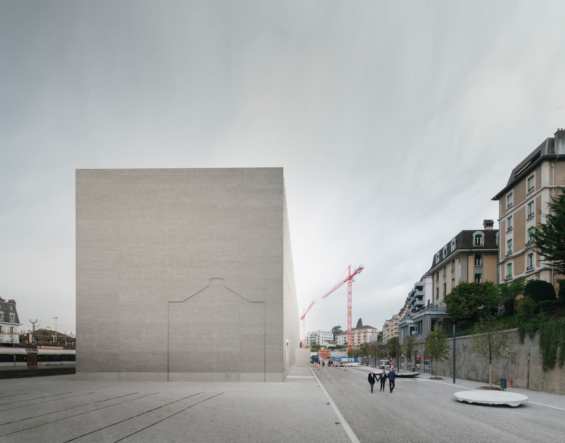 Der Umriss des alten Portals wurde in der Ostfassade nachgebildet; als Vertiefung im hellgrauen  Verblendmauerwerk, das  mit den nachträglich aufgerauhten Fugen und den farblich changierenden Klinkern aus der Nähe sehr belebt wirkt.