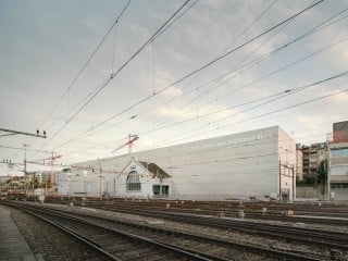 Der monolithisch wirkende, gewaltige Block des Musée cantonal des Beaux-Arts de Lausanne (MCBA) nach Plänen von Barozzi Veiga schmiegt sich an die Gleise Lausannes.