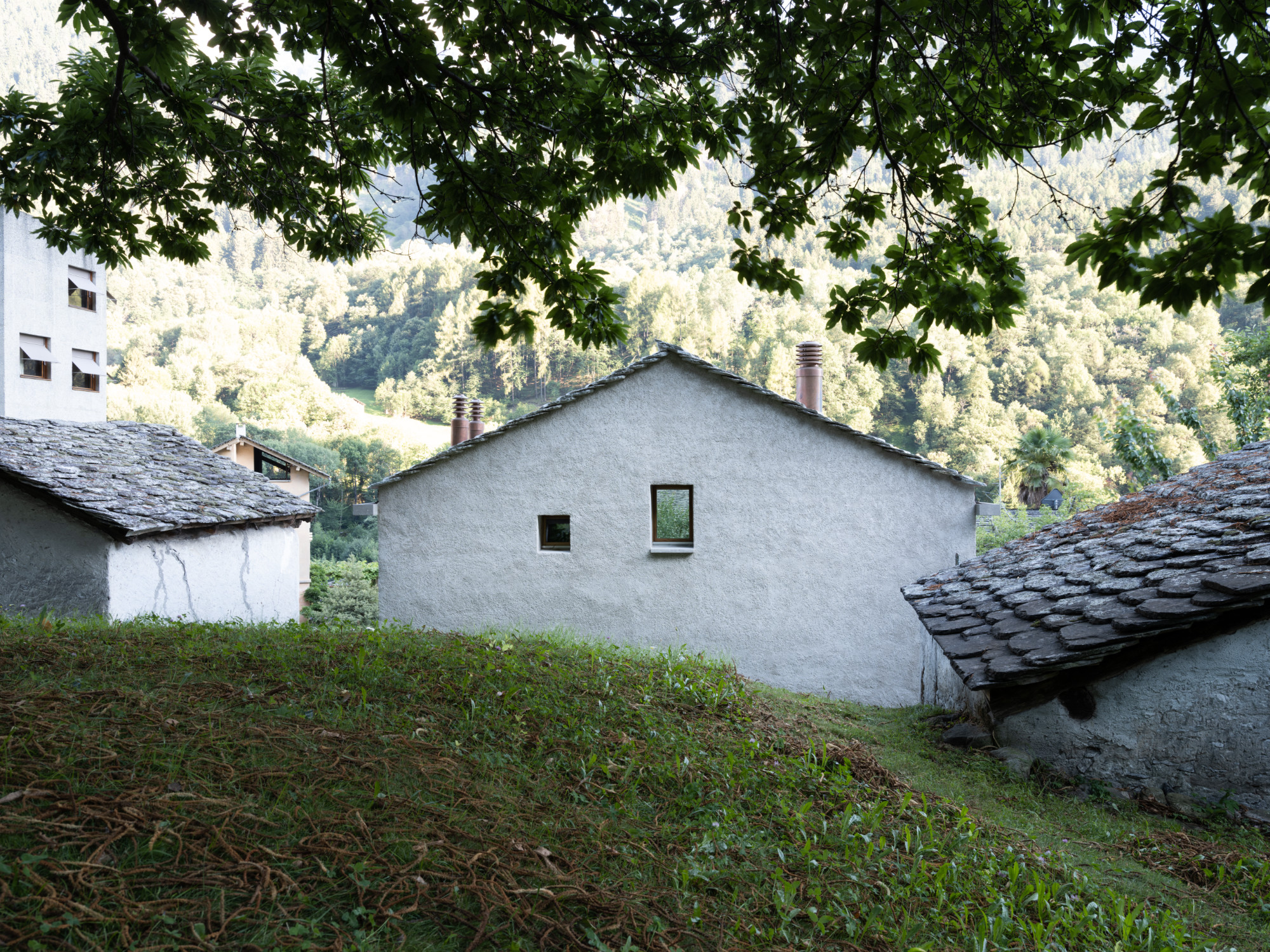 Die Unterkunft wird vom Seminarzentrum Villa Garbald an Einzelpersonen vermietet, die sich mit einem Projekt zwei bis vier Wochen in Klausur begeben wollen.